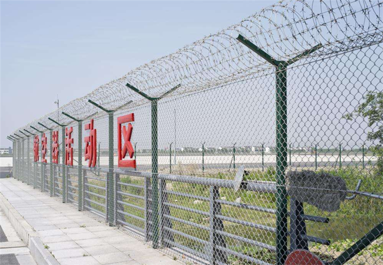 山東鋁包鋼機(jī)場(chǎng)圍欄網(wǎng)圖片2