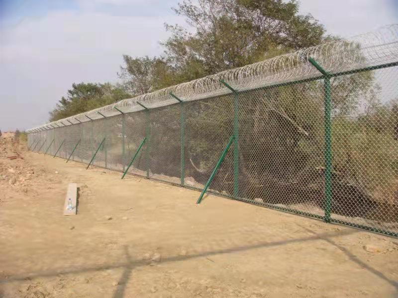 山東鋁包鋼機(jī)場護(hù)欄網(wǎng)圖片3